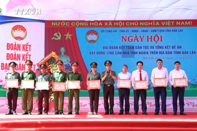 Bộ trưởng Bộ Công an tặng Bằng khen cho các tập thể, cá nhân có thành tích xuất sắc trong tham mưu, triển khai thực hiện Đề án 766. Ảnh: Hoài Thu – TTXVN vna_potal_dak_lak_ngay_hoi_dai_doan_ket_toan_dan_toc_va_tong_ket_de_an_ho_tro_xay_dung_1200_can_nha__7708157.jpg