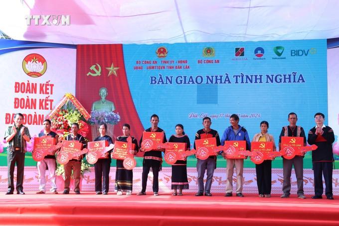 Trao chìa khóa tượng trưng, tặng quà của Tổng Bí thư Tô Lâm và quà của Bộ Công an cho các hộ gia đình được hỗ trợ xây nhà. Ảnh: Hoài Thu – TTXVN. vna_potal_dak_lak_ngay_hoi_dai_doan_ket_toan_dan_toc_va_tong_ket_de_an_ho_tro_xay_dung_1200_can_nha__7708158.jpg