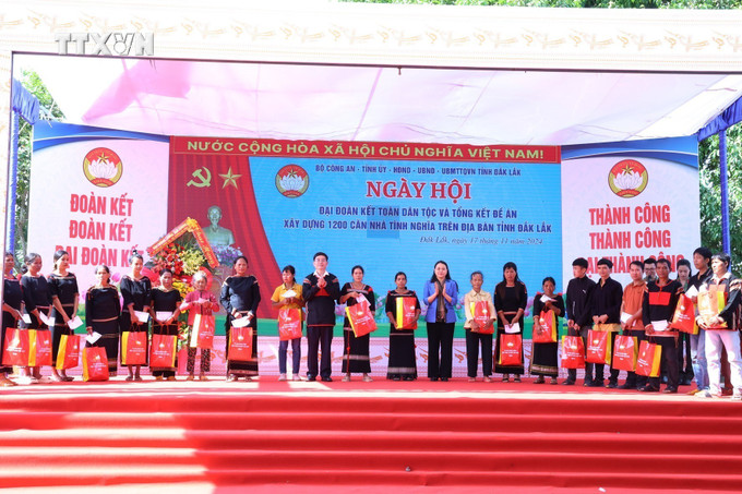 Ủy ban Trung ương Mặt trận Tổ quốc Việt Nam tặng quà cho hộ gia đình nghèo, hộ có hoàn cảnh khó khăn. Ảnh: Hoài Thu – TTXVN. vna_potal_dak_lak_ngay_hoi_dai_doan_ket_toan_dan_toc_va_tong_ket_de_an_ho_tro_xay_dung_1200_can_nha__7708154 (1).jpg
