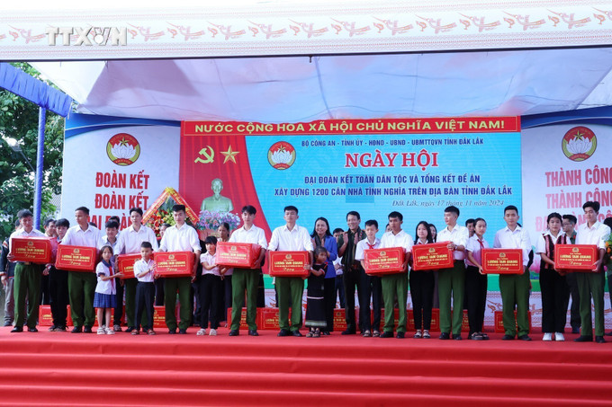 Đại tướng Lương Tam Quang, Ủy viên Bộ Chính trị, Bộ trưởng Bộ Công an tặng quà cho 25 cá nhân, hộ gia đình tiêu biểu có thành tích trong cộng đồng dân cư của huyện Cư Kuin. Ảnh: Hoài Thu – TTXVN vna_potal_dak_lak_ngay_hoi_dai_doan_ket_toan_dan_toc_va_tong_ket_de_an_ho_tro_xay_dung_1200_can_nha__7708155.jpg