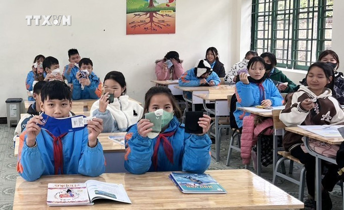Tất được chuyển tới tay các bạn học sinh khối THCS. Ảnh: TTXVN phát vna_potal_mot_hoc_sinh_o_quang_ninh_dung_tien_tiet_kiem_mua_700_doi_tat_tang_cac_ban_vung_bien_gioi_7198219.jpg