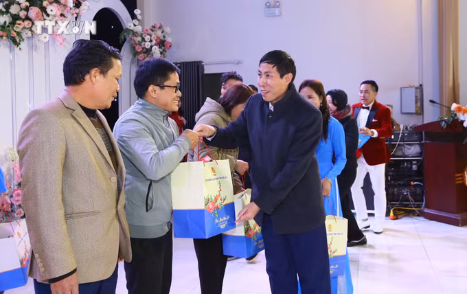 vna_potal_chuong_trinh_tet_sum_vay_-_xuan_chia_se_nam_2024_tai_son_la_7202660.jpg
