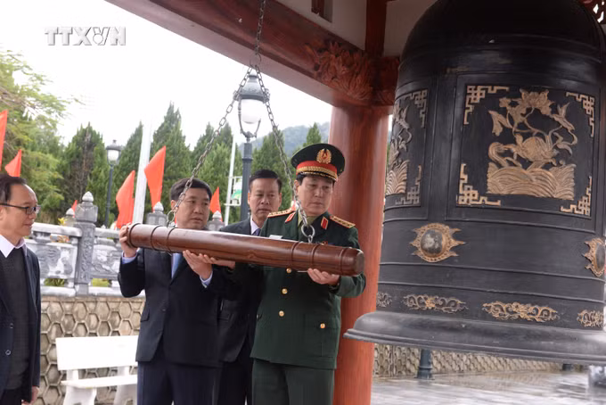 vna_potal_dai_tuong_luong_cuong_tham_chuc_tet_dang_bo_va_nhan_dan_cac_dan_toc_luc_luong_vu_trang_tinh_ha_giang_7192324.jpg