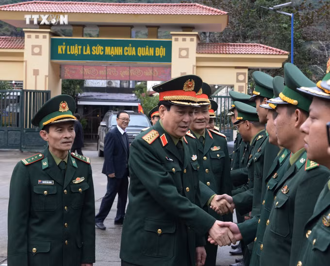 vna_potal_dai_tuong_luong_cuong_tham_chuc_tet_dang_bo_va_nhan_dan_cac_dan_toc_luc_luong_vu_trang_tinh_ha_giang_7192327.jpg