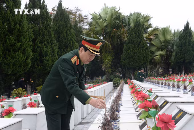 vna_potal_dai_tuong_luong_cuong_tham_chuc_tet_dang_bo_va_nhan_dan_cac_dan_toc_luc_luong_vu_trang_tinh_ha_giang_7192323.jpg