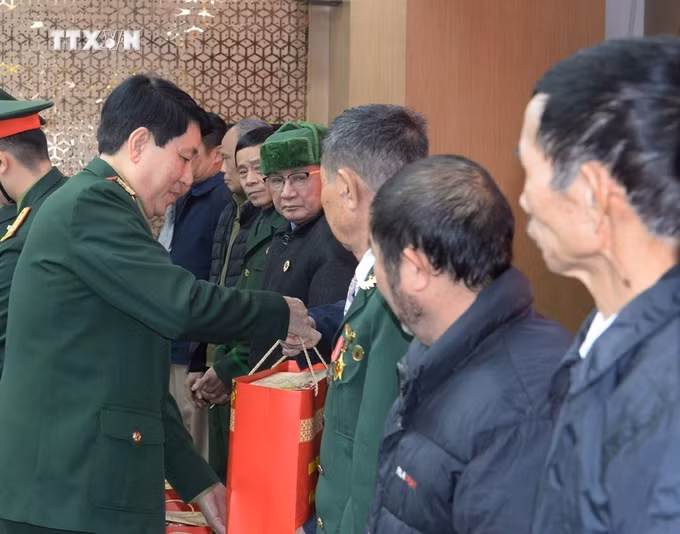 vna_potal_dai_tuong_luong_cuong_tham_chuc_tet_dang_bo_va_nhan_dan_cac_dan_toc_luc_luong_vu_trang_tinh_ha_giang_7192320.jpg