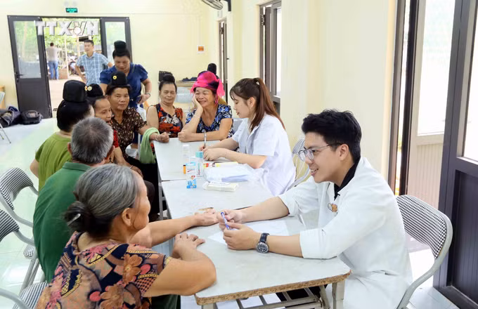 vna_potal_kham_phat_thuoc_mien_phi_cho_nhan_dan_bi_anh_huong_mua_lu_tai_son_la_7515085.jpg