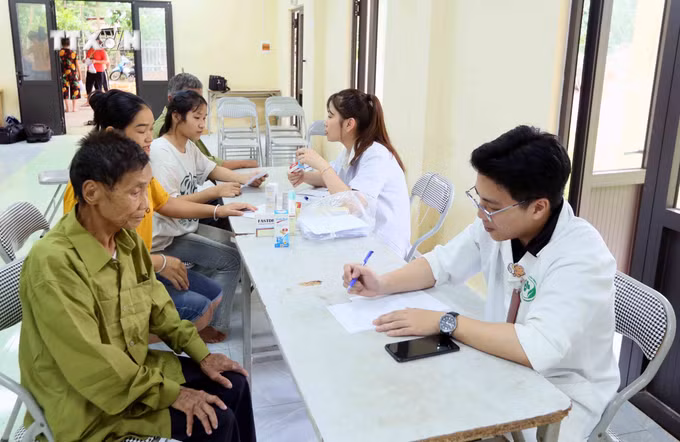 vna_potal_kham_phat_thuoc_mien_phi_cho_nhan_dan_bi_anh_huong_mua_lu_tai_son_la_7515092.jpg