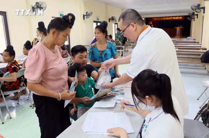 vna_potal_kham_phat_thuoc_mien_phi_cho_nhan_dan_bi_anh_huong_mua_lu_tai_son_la_7515088.jpg