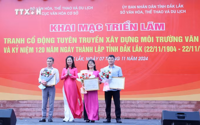 vna_potal_khai_mac_trien_lam_tranh_co_dong_tuyen_truyen_ve_xay_dung_moi_truong_van_hoa_tai_dak_lak_7691504.jpg