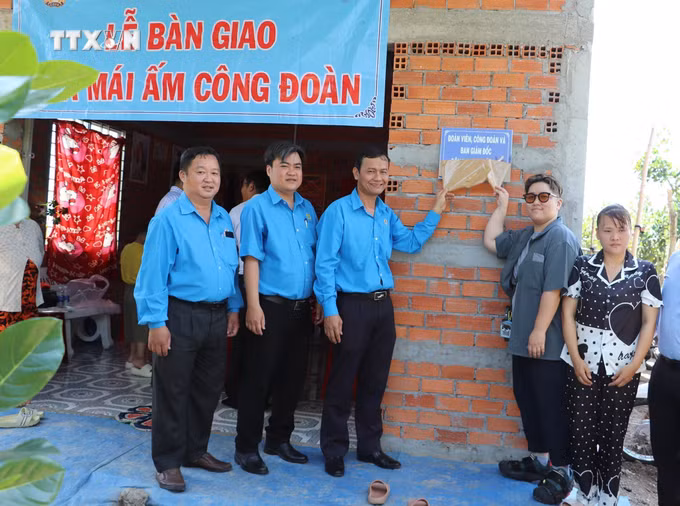 vna_potal_tien_giang_quan_tam_giai_quyet_kho_khan_ve_nha_o_cho_cong_nhan_vien_chuc_lao_dong_ngheo_145349999_7248165.jpg
