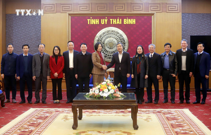 Tổng giám đốc TTXVN Vũ Việt Trang, Bí thư Tỉnh ủy Thái Bình Ngô Đông Hải cùng đoàn công tác của TTXVN và lãnh đạo tỉnh Thái Bình chụp ảnh lưu niệm. Ảnh: Thế Duyệt – TTXVN vna_potal_tong_giam_doc_ttxvn_lam_viec_voi_lanh_dao_tinh_thai_binh__7250483.jpg