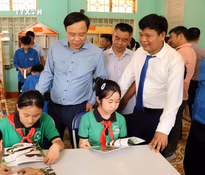 vna_potal_trao_tang_“tu_sach_dinh_huu_du”_tai_tuyen_quang_7290599.jpg