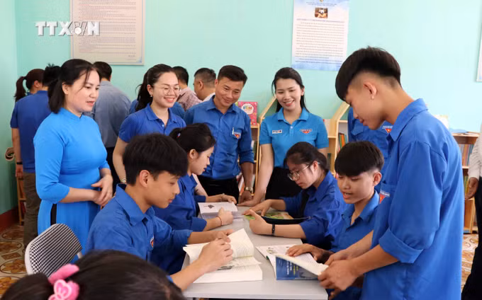 vna_potal_trao_tang_“tu_sach_dinh_huu_du”_tai_tuyen_quang_7290590.jpg