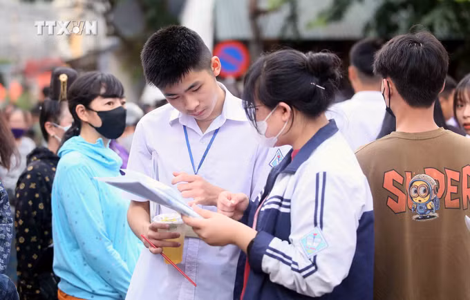 vna_potal_ky_thi_tot_nghiep_thpt_2024_thi_sinh_son_la_lam_bai_thi_mon_toan_7452973.jpg
