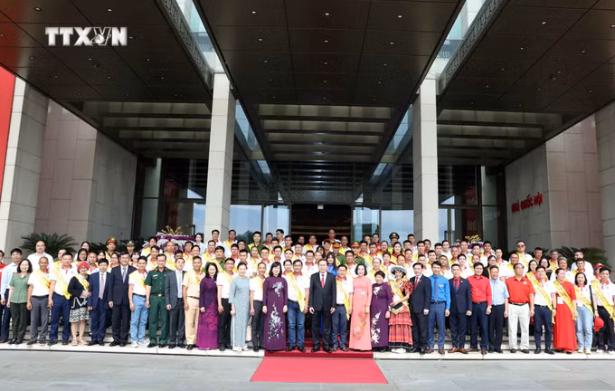 vna_potal_chu_tich_quoc_hoi_gap_mat_nguoi_hien_mau_tinh_nguyen_tieu_bieu_toan_quoc_nam_2024_7430795.jpg