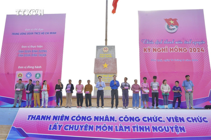 Tặng quà cho các gia đình có hoàn cảnh khó khăn trên đảo Phú Quý. Ảnh: TTXVN phát vna_potal_trung_uong_doan_ra_quan_chien_dich_tinh_nguyen_ky_nghi_hong_nam_2024_7430448.jpg