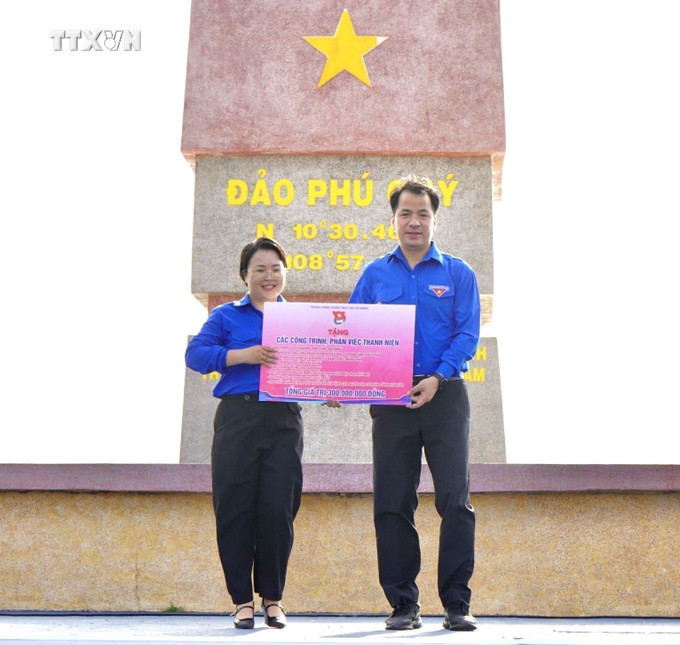 Trao bảng tượng trưng các công trình phần việc cho Huyện đoàn Phú Quý. Ảnh: TTXVN phát vna_potal_trung_uong_doan_ra_quan_chien_dich_tinh_nguyen_ky_nghi_hong_nam_2024_7430457.jpg