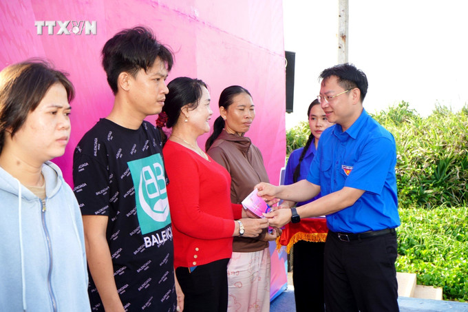 Tặng quà cho các gia đình có hoàn cảnh khó khăn trên đảo Phú Quý. Ảnh: TTXVN phát vna_potal_trung_uong_doan_ra_quan_chien_dich_tinh_nguyen_ky_nghi_hong_nam_2024_7430461.jpg