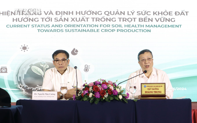 Lãnh đạo Bộ Nông nghiệp và Phát triển nông thôn chủ trì hội nghị. Ảnh: Xuân Anh - TTXVN vna_potal_hoi_nghi_hien_trang_va_dinh_huong_quan_ly_suc_khoe_dat_huong_toi_san_xuat_trong_trot_ben_vung_7430982.jpg