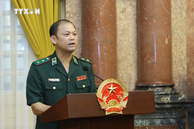 Trung tướng Nguyễn Anh Tuấn, Chính ủy Bộ Tư lệnh Bộ đội Biên phòng trình bày báo cáo. Ảnh: Nhan Sáng-TTXVN vna_potal_chu_tich_nuoc_gap_mat_doan_dai_bieu_nguoi_co_uy_tin_tieu_bieu_trong_dong_bao_dan_toc_o_khu_vuc_bien_gioi_hai_dao_7431170.jpg