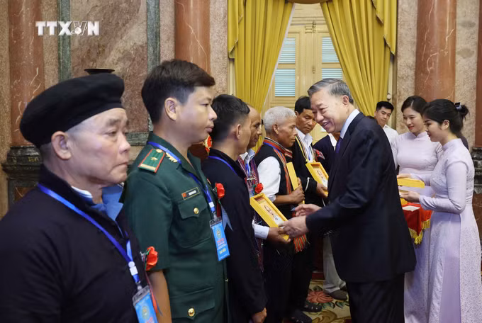 vna_potal_chu_tich_nuoc_gap_mat_doan_dai_bieu_nguoi_co_uy_tin_tieu_bieu_trong_dong_bao_dan_toc_o_khu_vuc_bien_gioi_hai_dao_7431227.jpg