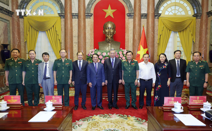 Chủ tịch nước Tô Lâm với Ban Tổ chức Chương trình "Điểm tựa của bản làng". Ảnh: Nhan Sáng-TTXVN vna_potal_chu_tich_nuoc_gap_mat_doan_dai_bieu_nguoi_co_uy_tin_tieu_bieu_trong_dong_bao_dan_toc_o_khu_vuc_bien_gioi_hai_dao_7431245.jpg