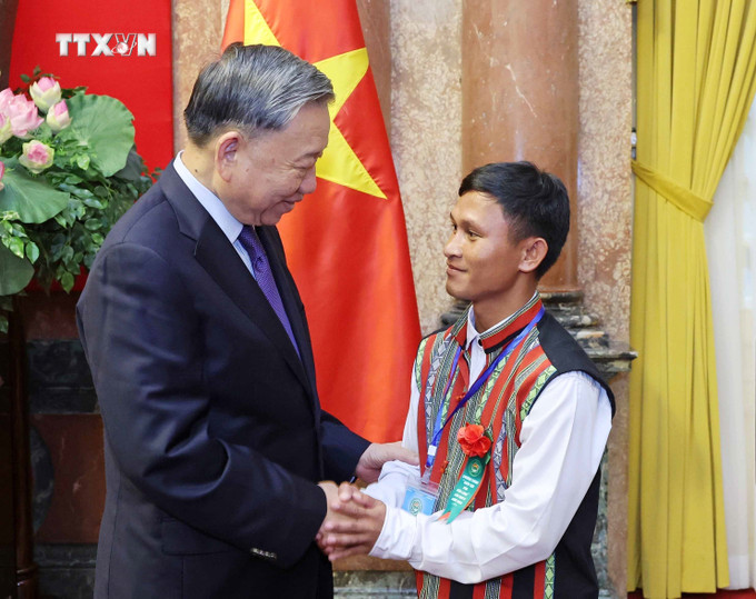 Chủ tịch nước Tô Lâm với anh Cao Xuân Long, dân tộc Chứt, Bí thư Chi bộ bản Mò O Ồ Ồ, xã Thượng Hóa, huyện Minh Hóa, tỉnh Quảng Bình. Ảnh: Nhan Sáng-TTXVN vna_potal_chu_tich_nuoc_gap_mat_doan_dai_bieu_nguoi_co_uy_tin_tieu_bieu_trong_dong_bao_dan_toc_o_khu_vuc_bien_gioi_hai_dao_7431220.jpg