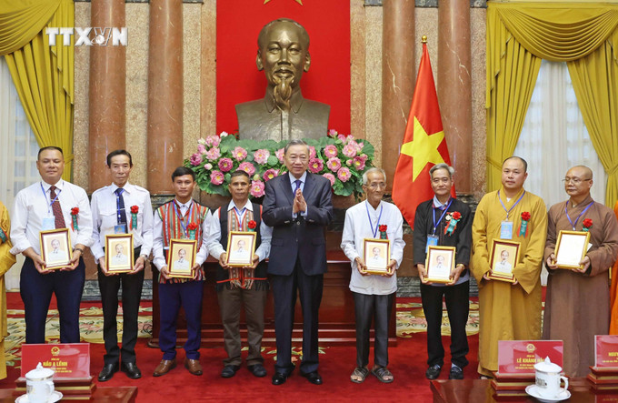 Chủ tịch nước Tô Lâm tặng quà các đại biểu. Ảnh: Nhan Sáng-TTXVN vna_potal_chu_tich_nuoc_gap_mat_doan_dai_bieu_nguoi_co_uy_tin_tieu_bieu_trong_dong_bao_dan_toc_o_khu_vuc_bien_gioi_hai_dao_7431191.jpg