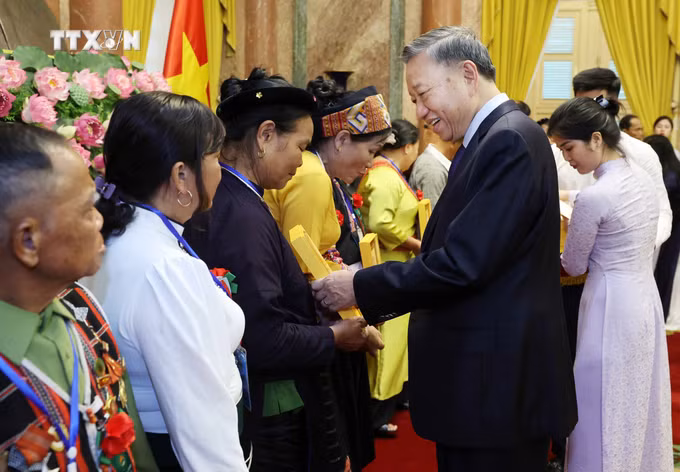 vna_potal_chu_tich_nuoc_gap_mat_doan_dai_bieu_nguoi_co_uy_tin_tieu_bieu_trong_dong_bao_dan_toc_o_khu_vuc_bien_gioi_hai_dao_7431162.jpg