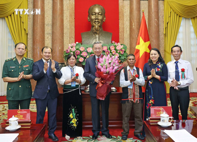 Các đại biểu chúc mừng Chủ tịch nước Tô Lâm. Ảnh: Nhan Sáng-TTXVN vna_potal_chu_tich_nuoc_gap_mat_doan_dai_bieu_nguoi_co_uy_tin_tieu_bieu_trong_dong_bao_dan_toc_o_khu_vuc_bien_gioi_hai_dao_7431196.jpg