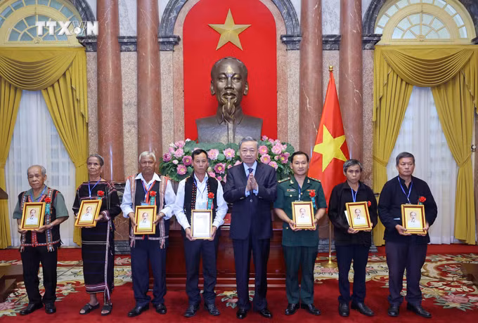 vna_potal_chu_tich_nuoc_gap_mat_doan_dai_bieu_nguoi_co_uy_tin_tieu_bieu_trong_dong_bao_dan_toc_o_khu_vuc_bien_gioi_hai_dao_7431180.jpg
