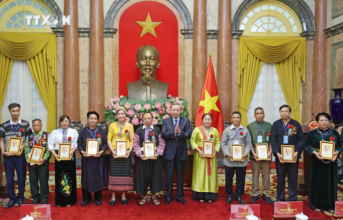 Chủ tịch nước Tô Lâm tặng quà các đại biểu. Ảnh: Nhan Sáng-TTXVN vna_potal_chu_tich_nuoc_gap_mat_doan_dai_bieu_nguoi_co_uy_tin_tieu_bieu_trong_dong_bao_dan_toc_o_khu_vuc_bien_gioi_hai_dao_7431248.jpg