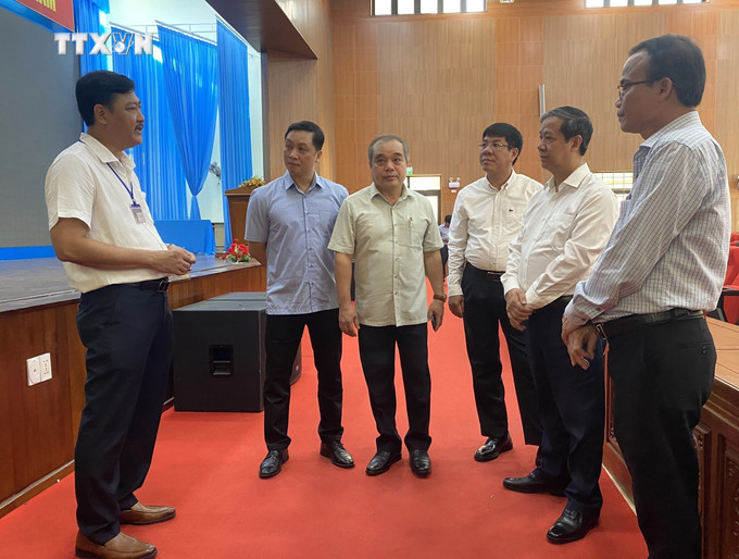 Bộ trưởng Bộ Giáo dục và Đào tạo Nguyễn Kim Sơn cùng đoàn kiểm tra công tác chuẩn bị cho kỳ thi tại Trường trung học phổ thông Trần Quốc Tuấn. Ảnh: Đinh Hương - TTXVN vna_potal_doan_cong_tac_bo_giao_duc_va_dao_tai_lam_viec_voi_tinh_quang_ngai__7429162.jpg