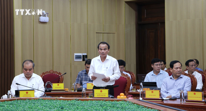 Giám đốc Sở Giáo dục và Đào tạo Quảng Ngãi Nguyễn Ngọc Thái báo cáo tại buổi làm việc. Ảnh: Đinh Hương - TTXVN vna_potal_doan_cong_tac_bo_giao_duc_va_dao_tai_lam_viec_voi_tinh_quang_ngai__7429163.jpg