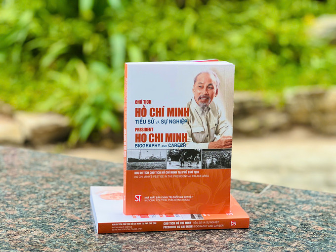 Cuốn sách song ngữ Việt - Anh “Chủ tịch Hồ Chí Minh - Tiểu sử và sự nghiệp” do Khu Di tích Chủ tịch Hồ Chí Minh tại Phủ Chủ tịch tổ chức biên soạn và biên dịch. Ảnh: baovanhoa.vn hcm1_hhna.jpg