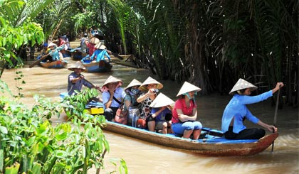 Du khách ngồi đò chèo tham quan, du lịch cù lao Thới Sơn (Tiền Giang). Ảnh: baoapbac.vn thoison2.jpg