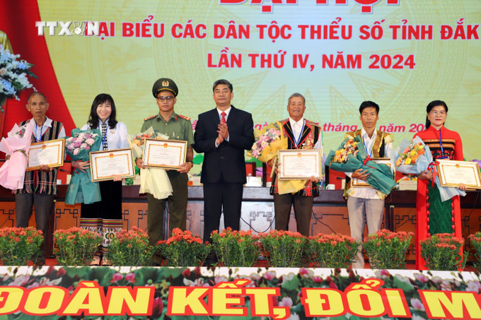Ông Y Vinh Tơr, Ủy viên dự khuyết Trung ương Đảng, Thứ trưởng, Phó Chủ nhiệm Ủy ban Dân tộc tặng Bằng khen của Bộ trưởng, Chủ nhiệm Ủy ban Dân tộc cho 1 tập thể và 5 cá nhân có thành tích xuất sắc. Ảnh: Hưng Thịnh - TTXVN vna_potal_dai_hoi_dai_bieu_cac_dan_toc_thieu_so_tinh_dak_nong_lan_thu_iv_nam_2024_7652375.jpg