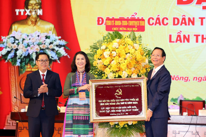 Ông Ngô Thanh Danh, Bí thư Tỉnh ủy Đắk Nông (bên phải) tặng quà lưu niệm cho Đại hội. Ảnh: Hưng Thịnh - TTXVN vna_potal_dai_hoi_dai_bieu_cac_dan_toc_thieu_so_tinh_dak_nong_lan_thu_iv_nam_2024_7652378.jpg