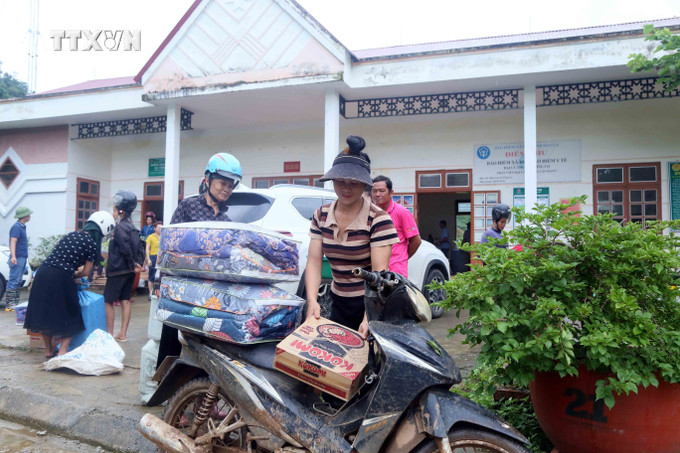 Nhân dân xã Tông Cọ, huyện Thuận Châu, tỉnh Sơn La nhận nhu yếu phẩm từ các nhà hảo tâm. Ảnh: Quang Quyết - TTXVN vna_potal_son_la_ho_tro_nhan_dan_vung_ngap_lut_xa_tong_co_vuot_qua_kho_khan__7511734.jpg