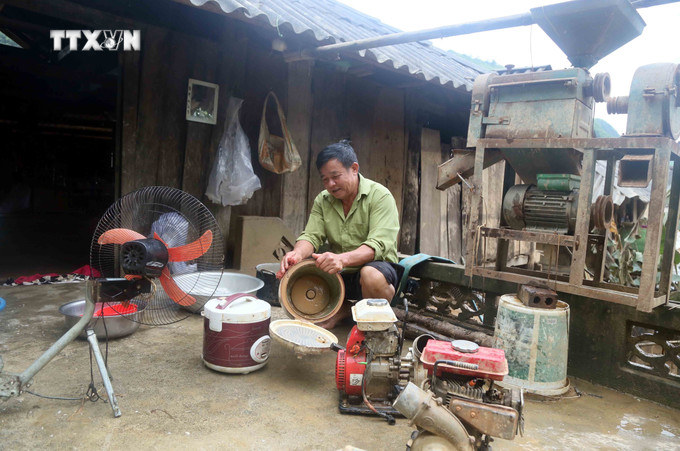 Nhân dân bản Phé, xã Tông Cọ, huyện Thuận Châu, tỉnh Sơn La vệ sinh các vật dụng còn sót lại sau trận ngập lụt. Ảnh: Quang Quyết - TTXVN vna_potal_son_la_ho_tro_nhan_dan_vung_ngap_lut_xa_tong_co_vuot_qua_kho_khan__7511749.jpg
