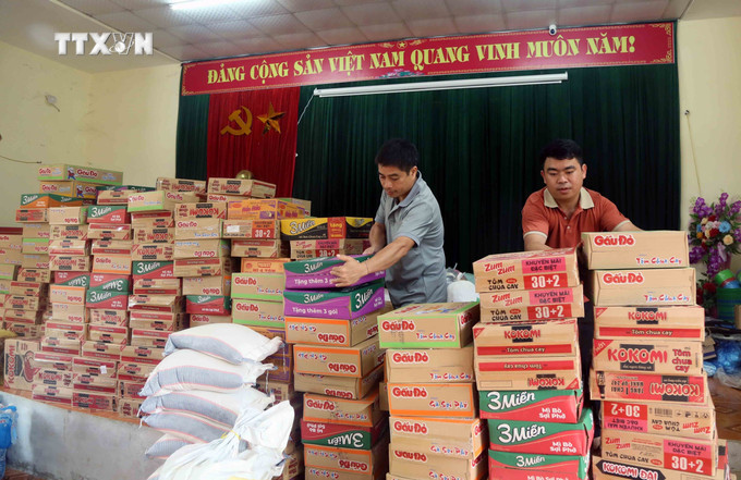 Tập kết hàng hóa, nhu yếu phẩm từ các nhà hảo tâm để hỗ trợ nhân dân xã Tông Cọ, huyện Thuận Châu, tỉnh Sơn La. Ảnh: Quang Quyết - TTXVN vna_potal_son_la_ho_tro_nhan_dan_vung_ngap_lut_xa_tong_co_vuot_qua_kho_khan__7511732.jpg