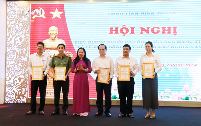 vna_potal_ninh_thuan_bieu_duong_nguoi_co_cong_tieu_bieu___7511460.jpg