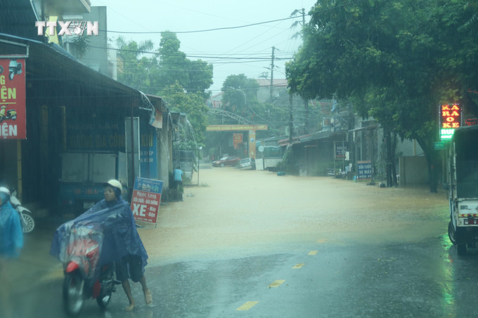 Khu vực đường Trần Quang Khải - cầu ngầm ngập nước gây ảnh hưởng đến di chuyển giao thông tại thành phố Lạng Sơn, tỉnh Lạng Sơn. Ảnh: Quang Duy - TTXVN vna_potal_thanh_pho_lang_son_nhieu_diem_ngap_ung_cuc_bo_7511241.jpg
