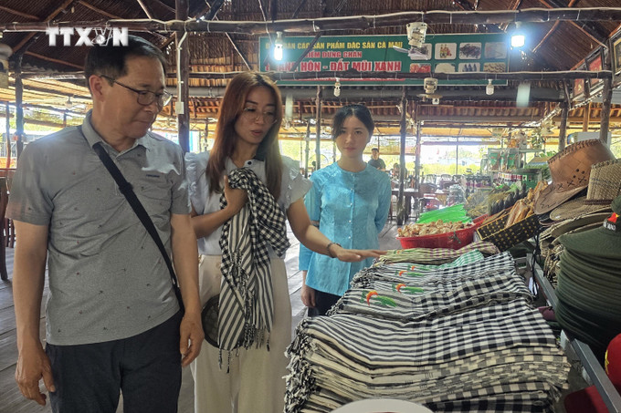 Du khách tham quan gian hàng giới thiệu sản phẩm du lịch tại Khu du lịch Mũi Cà Mau. Ảnh: Kim Há-TTXVN vna_potal_du_lich_viet_nam_ca_mau_don_hon_568580_luot_khach_du_lich_trong_3_thang_dau_nam_2024_7308023.jpg