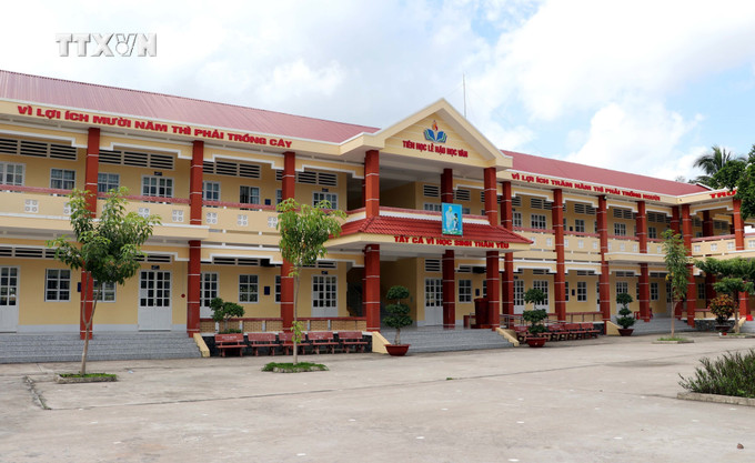 Năm học mới, tỉnh Sóc Trăng đầu tư xây dựng nhiều ngôi trường mới ở vùng đồng bào dân tộc thiểu số. Ảnh: Trung Hiếu-TTXVN vna_potal_soc_trang_dau_tu_phat_trien_giao_duc_vung_dong_bao_dan_toc_thieu_so_7545855.jpg