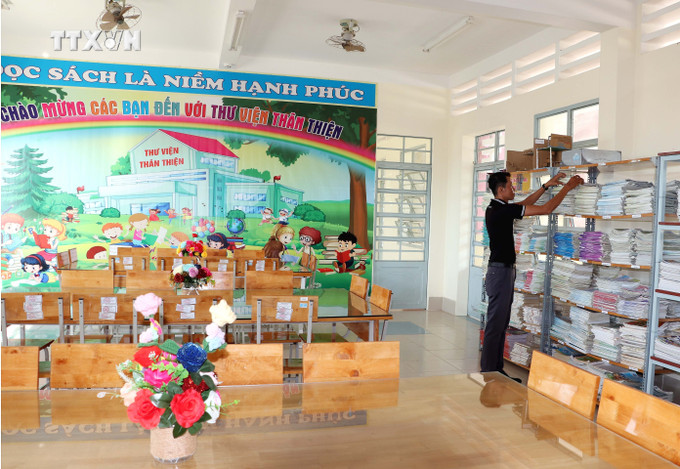 Thư viện Trường Dân tộc nội trú Trần Đề được trưng bày bắt mắt phục vụ năm học mới. Ảnh: Trung Hiếu-TTXVN vna_potal_soc_trang_dau_tu_phat_trien_giao_duc_vung_dong_bao_dan_toc_thieu_so_7545854.jpg