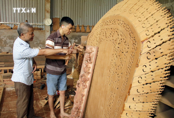 Xã Xuân Cẩm có nhiều hộ sản xuất đồ mộc dân dụng và thủ công mỹ nghệ, cơ khí, may mặc... tạo việc làm cho hàng trăm lao động, thu nhập từ 8-12 triệu đồng/lao động/tháng. Ảnh: Đồng Thúy-TTXVN vna_potal_bac_giang_doi_thay_tren_vung_que_an_toan_khu_xuan_cam_7547218.jpg