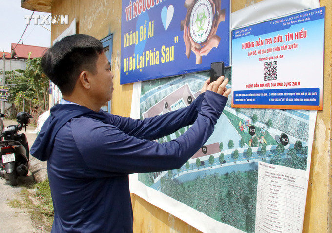 Mô hình thôn thông minh ở Cẩm Xuyên và Xuân Biều (xã Xuân Cẩm) tạo mã QR để nhận diện số nhà, số ngõ. Ảnh: Đồng Thúy-TTXVN vna_potal_bac_giang_doi_thay_tren_vung_que_an_toan_khu_xuan_cam_7547209.jpg