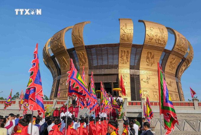 Sáng 18/4/2024 (tức mùng 10/3 âm lịch), Đảng bộ, chính quyền và nhân dân thành phố Cần Thơ đã long trọng tổ chức Lễ Giỗ Tổ Hùng Vương năm 2024 tại Đền thờ Vua Hùng ở quận Bình Thủy, thành phố Cần Thơ. Tại buổi lễ, lãnh đạo thành phố cùng các đại biểu đại diện các sở, ban, ngành, cán bộ, chiến sĩ và nhân dân thành phố đã thực hiện các nghi thức dâng hoa, dâng hương tưởng nhớ các Vua Hùng. Trong ảnh: Đoàn nghi thức tiến vào Đền chính. Ảnh: Thanh Liêm - TTXVN vna_potal_can_tho_to_chuc_le_gio_to_hung_vuong_nam_2024_7328662.jpg
